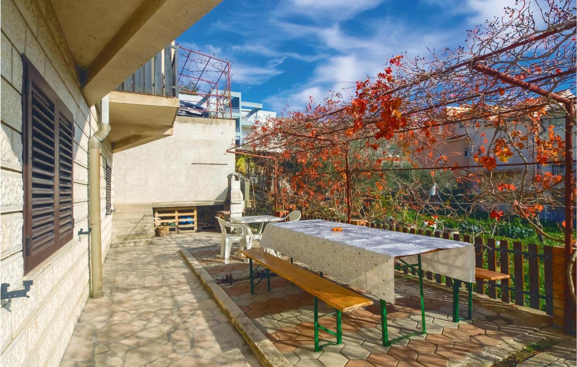 Lovely Apartment In Podstrana With Kitchen Exteriér fotografie